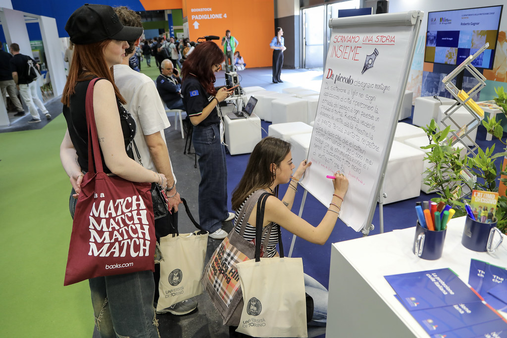 Ragazzi al Salone del Libro di Torino